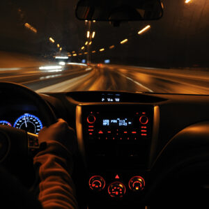 Estrategias para conducir en la noche